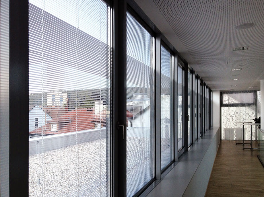 Sonnenschutz-Jalousie mit DUO-Lichtlenkbereich im Fenster