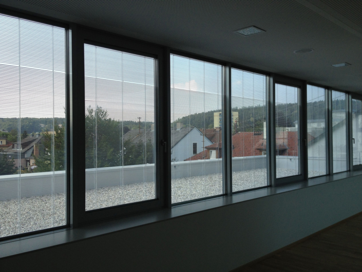 Sonnenschutz-Jalousie mit DUO-Lichtlenkbereich im Fenster