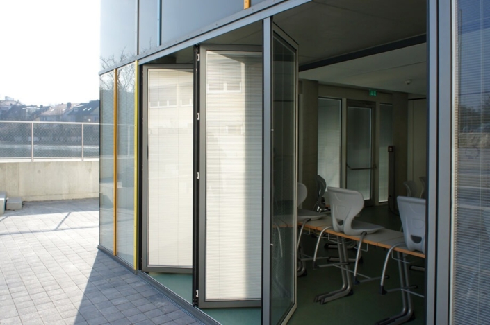 Sonnenschutz-Jalousie in Falttüre eingebaut
