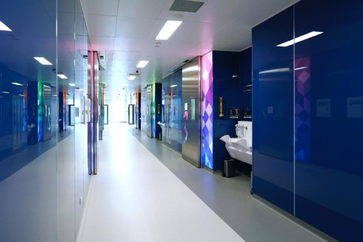 Reinraumglas mit Farbgestaltung und LED-Licht