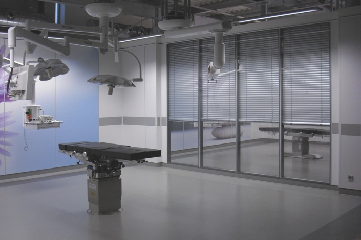 Trennwand-Jalousie hinter Glas im Reinraum