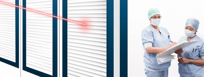 Ein Laserschutzfenster schützt Ärzte vor einem roten Laser.