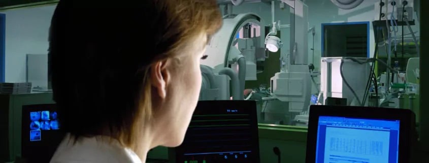 Strahlenschutzglas trennt den Kontrollraum von den Röntgen-Geräten.