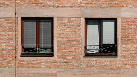 Die besseren Verbundfenster: ISOscreen Fenster mit Jalousie im Scheibenzwischenraum des Isolierglases. (Bild von der Sanierung eines Altbaus aus Backstein und Sandstein (ohne Rollo-Kasten).