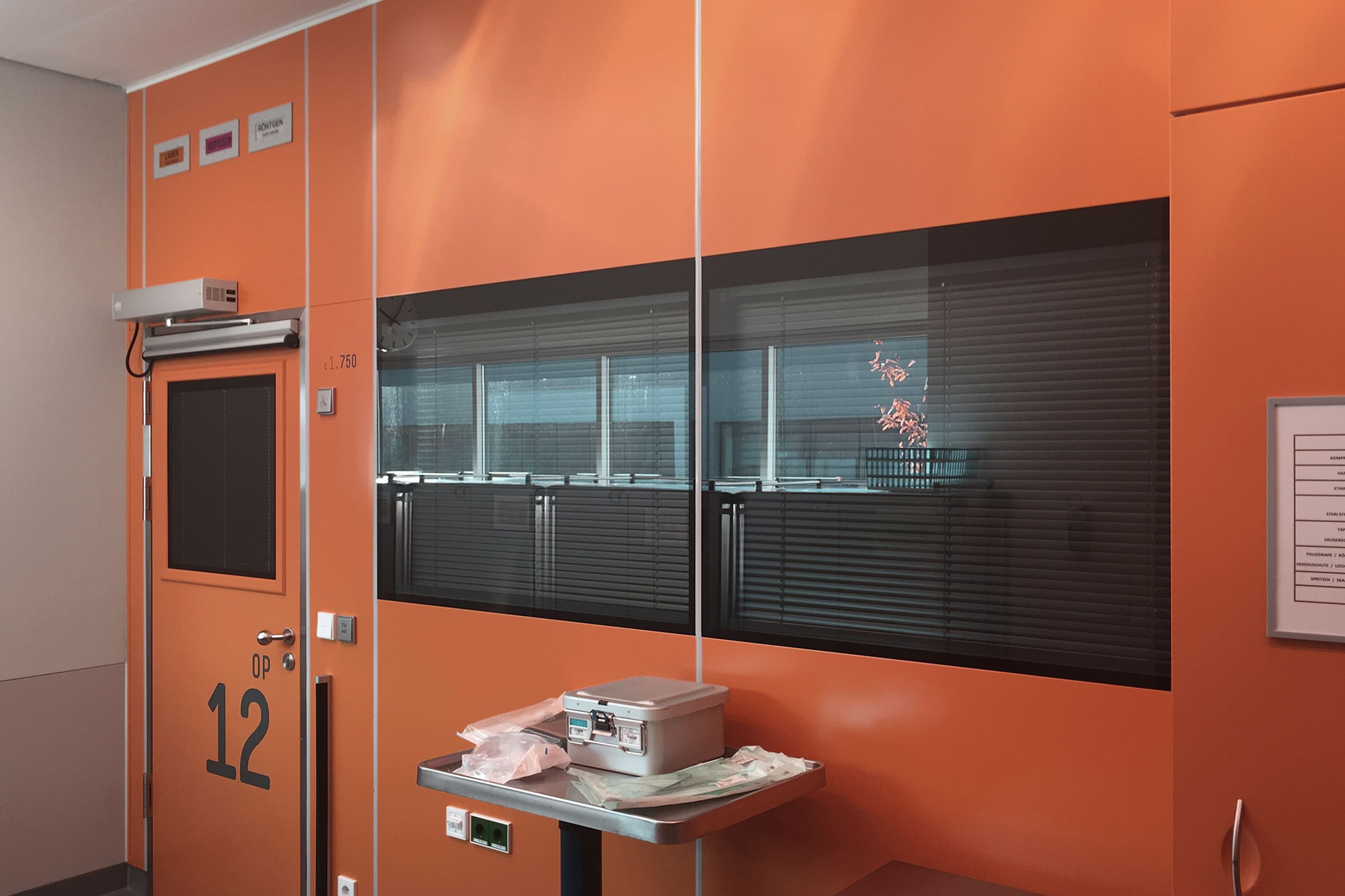 Laserschutzfenster mit variablem Sichtschutz an Tür und Fenster eines OP.