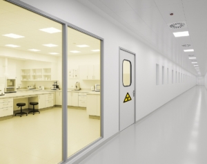 Röntgen-Labor in einem langen Flur. Eine Strahlenschutztür mit Fenster sowie 2 große Strahlenschutzfenster gewähren einen sicheren Einblick.