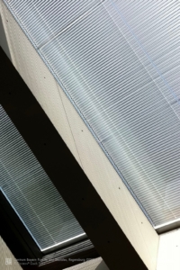 Große Dachfenster mit Raffstores im Scheibenzwischenraum als wind- und wetterfeste Jalousie.