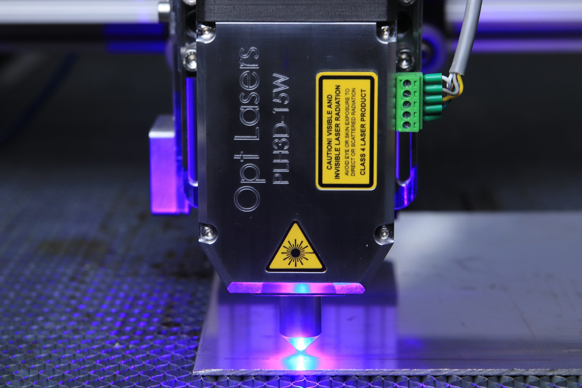 Ein Diodenlaser hinter Schutzglas bearbeitet ein Blech Ein Diodenlaser hinter Schutzglas bearbeitet ein Blech. Solche Arbeitsplätze benötigen i.d.R. eine Laserschutzwand.