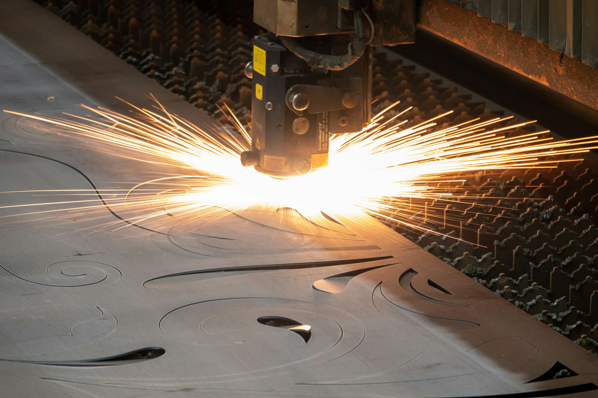 Ein Infrarotlaser beim Laserschneiden von Bleck. Laserschutzglas 1064nm ist hier wichtig für die Sicherheit. Ein Infrarotlaser beim Laserschneiden von Bleck. Laserschutzglas 1064nm ist hier wichtig für die Sicherheit.