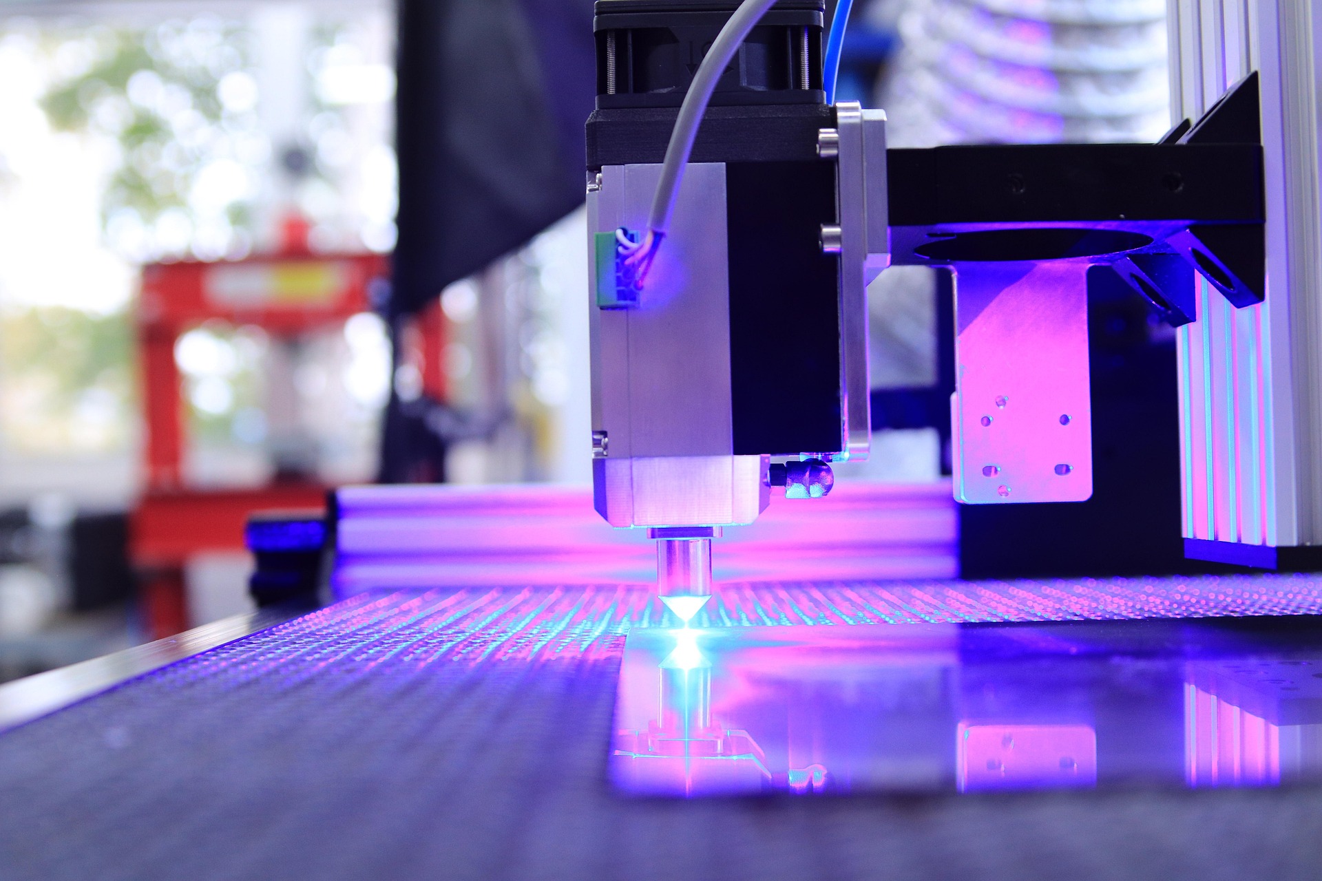 Laserschutzglas 1064nm kann vor der schädlichen Strahlung von Infrarotlasern wie diesem Laser-Gravierer schützen. Laserschutzglas 1064nm kann vor der schädlichen Strahlung von Infrarotlasern wie diesem Laser-Gravierer schützen.